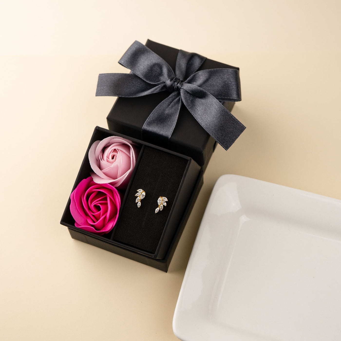 [送料無料] putisia キュービックジルコニア リーフィア ピアス PUPS138